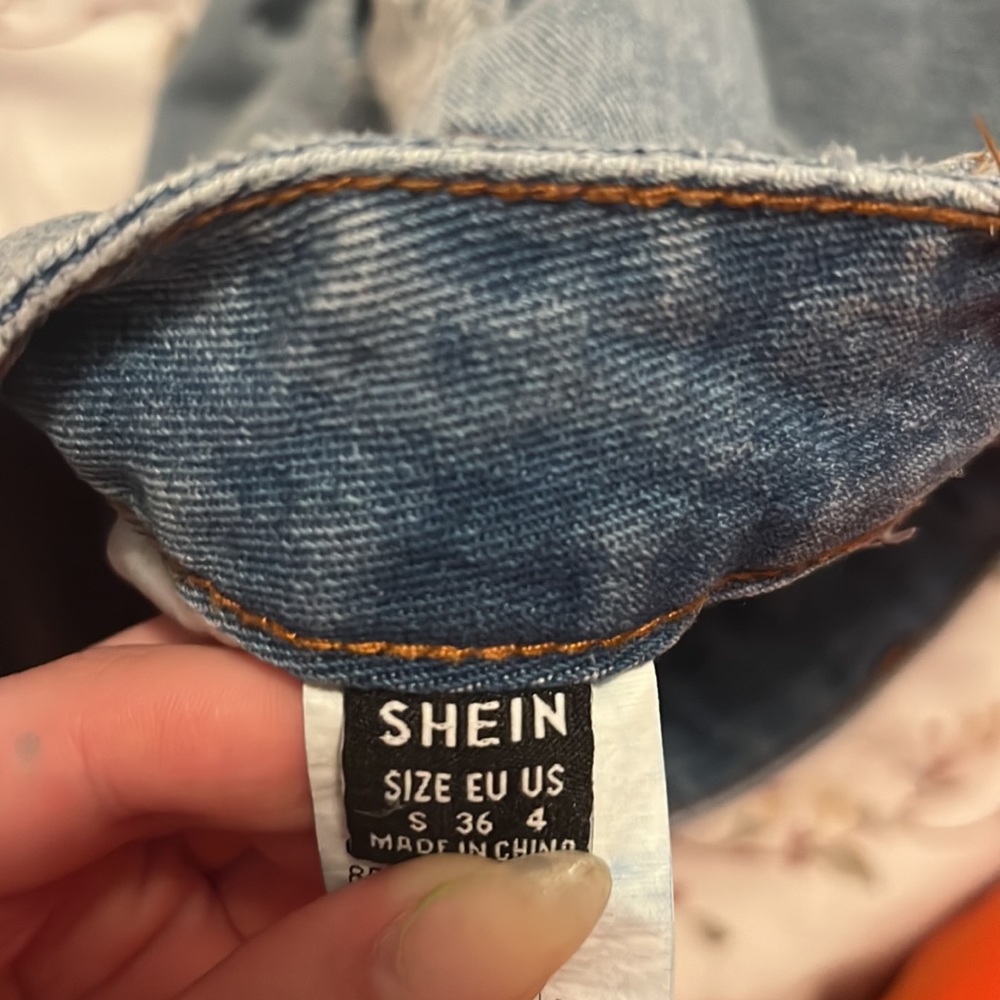 Light-wash Ripped Jeans - Picture 6 of 6